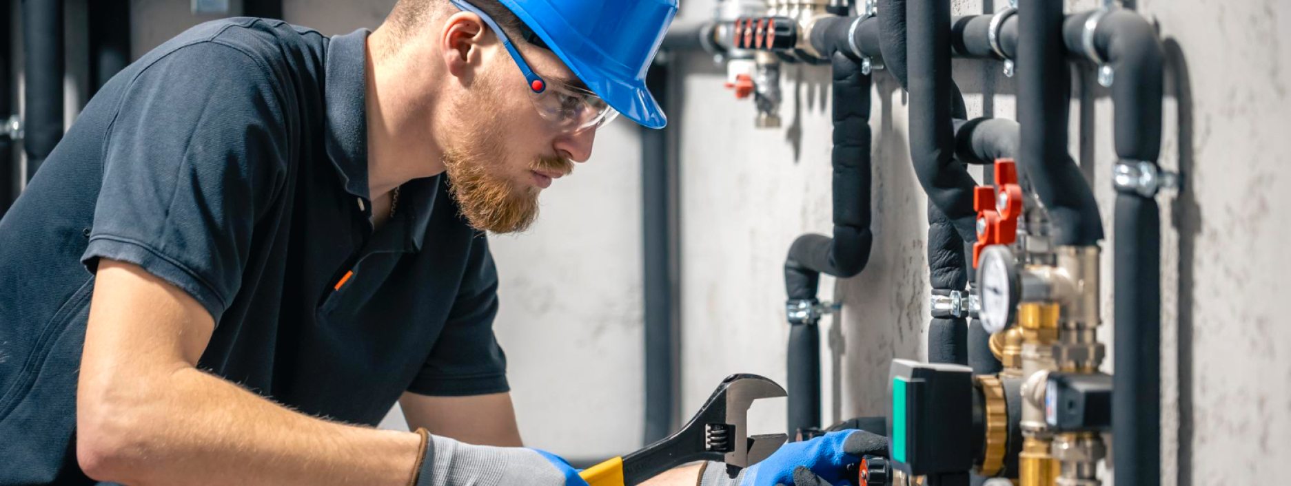 Monteur des Meisterbetriebs Michael Wodarz bei der Heizungsinstallation in Gröbenzell bei München – fachgerechte Arbeit für Heizung, Sanitär und Solar