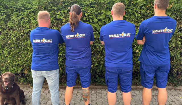 Rückansicht des Teams vom Meisterbetrieb Michael Wodarz in Gröbenzell – engagierte Fachkräfte für Heizung, Sanitär und Solarenergie